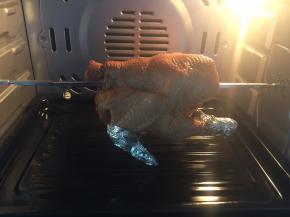 腌制好后用锡纸包住鸡翅鸡脚，然后用烤叉叉上