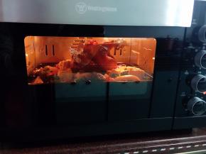 继续以200摄氏度上下火烤30分钟，中间要给蔬菜和鸡刷上腌制鸡的酱汁