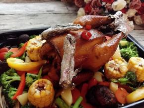 放入烤鸡，同样在鸡身上也淋入腌制的酱汁