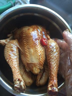 然后用手抓拌均匀，给鸡多做运动