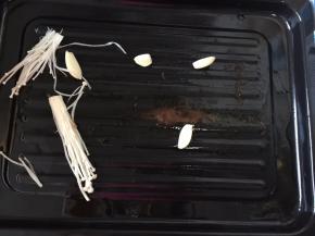 取出烤盘先放入蒜瓣