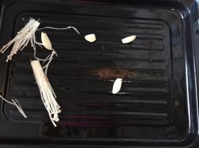取出烤盘先放入蒜瓣