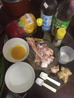 准备好材料，鸡腿洗净用剪刀沿鸡腿的一端剪向另一端，剔除骨头