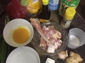准备好材料，鸡腿洗净用剪刀沿鸡腿的一端剪向另一端，剔除骨头