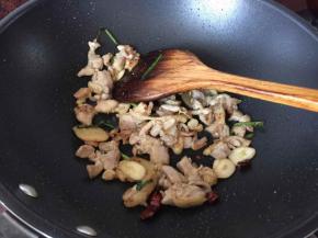 然后放入炸好的鸡肉一起翻炒