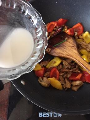 最后起锅时分次少量淋入水淀粉（用5g生粉勾芡）