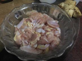 鸡肉用厨房纸沥干水份后切成块，装进碗中，加入盐、生粉、葱姜料酒和白醋