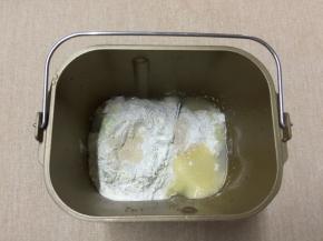 面团中的全部材料，除黄油以外都放进面包桶内，运行一个“和面”程序，10分钟