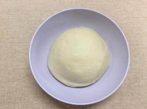 取出面团揉圆，放入干净干爽的容器内，盖保鲜膜准备第一次发酵