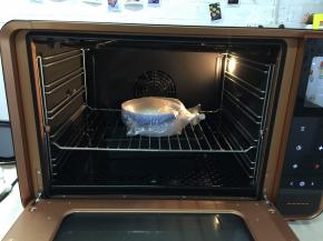 预热结束后，把面团放入烤箱中下层，进行第一次发酵