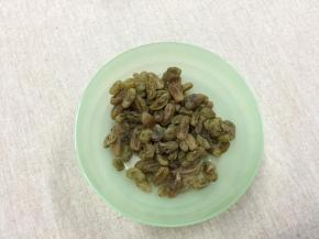 （制作咸味奶酥馅）葡萄干泡水片刻，沥干水待用