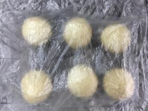 面团分成6等份，揉圆后，盖保鲜膜静置10分钟