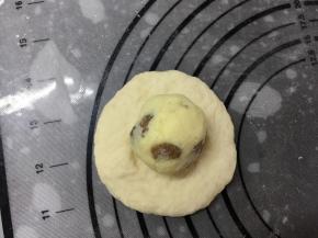 把面团按压排气，然后放入奶酥馅