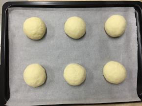 码入垫了油纸的烤盘中，收口向