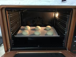 盖保鲜膜送入烤箱中下层，下层放入一盆开水