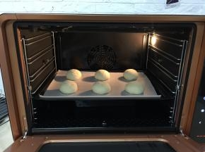 盖保鲜膜送入烤箱中下层，下层放入一盆开水