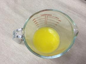 （制作酥皮）黄油隔水融化