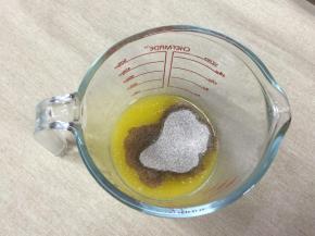 黄油溶液中加入其余的材料