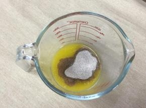 黄油溶液中加入其余的材料