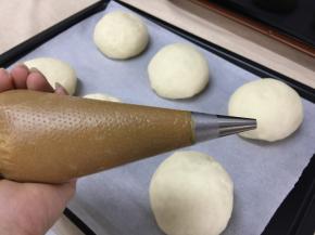 裱花袋内放入圆口裱花嘴，将酥皮糊放入裱花袋内