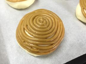 从顶部开始挤，边转圈边往下挤，覆盖2/3个面包即可