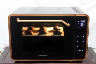 预热结束后，将烤盘放进烤箱中层，开始烤制