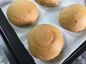 烤制完毕后，有蜂鸣声提示，香气满屋，马上取出面包，晾凉后即可食用