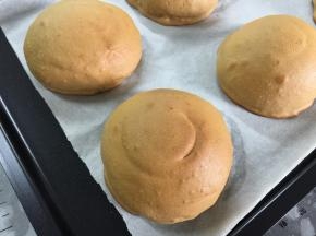 烤制完毕后，有蜂鸣声提示，香气满屋，马上取出面包，晾凉后即可食用