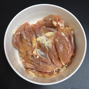 鸡腿洗净，去骨，放入碗中。