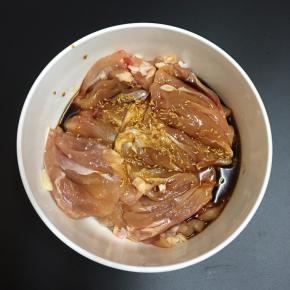 调入盐和鸡精，加入酱油。