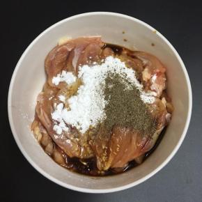 加入玉米淀粉和花椒，用手抓匀静置10分钟备用。