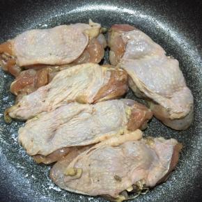 锅中加入少许油，大火烧热，放入鸡腿肉，中小火煎至呈金黄色。