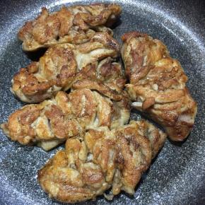 翻面，同样用中小火煎至呈金黄色且无血水即可关火。