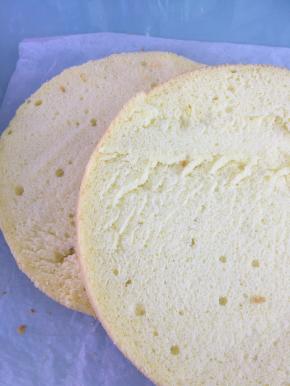 事先烤好的戚风蛋糕，切成厚度相等的2片备用。