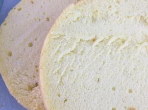 事先烤好的戚风蛋糕，切成厚度相等的2片备用。