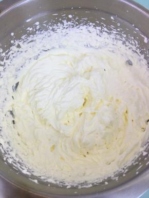 淡奶油中加入35克糖粉，用电动打蛋器低速打至8分发，用刮刀稍微翻拌均一下