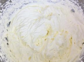 淡奶油中加入35克糖粉，用电动打蛋器低速打至8分发，用刮刀稍微翻拌均一下