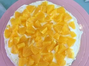 取一片蛋糕片，抹上奶油，均匀的铺上鲜橙丁。