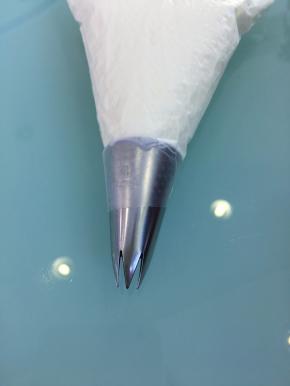 将剩余的淡奶油装入裱花袋中，用1M裱花嘴。