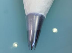 将剩余的淡奶油装入裱花袋中，用1M裱花嘴。