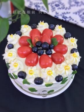 在蛋糕表面挤上自己喜欢的花式，再用蓝莓，圣女果和糖珠稍微装饰一下就可以了。