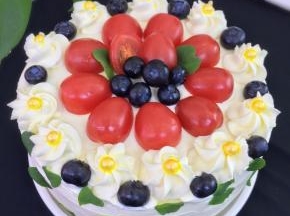 在蛋糕表面挤上自己喜欢的花式，再用蓝莓，圣女果和糖珠稍微装饰一下就可以了。