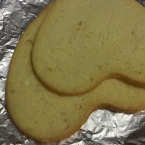 事先烤好的戚风脱模，切成厚度相等的3片，取其中的2片用剪刀将边稍微修剪掉少许备用。