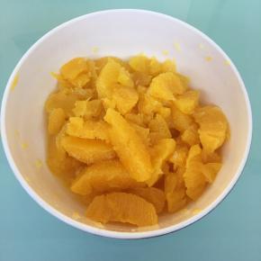 鲜橙去皮，去白色筋膜。