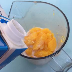 将鲜橙果肉倒入搅拌杯里，加入纯牛奶和绵白糖，搅打成汁。