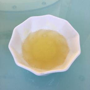 吉利丁片15克剪小块，加入冷开水泡软后隔热水不停搅拌至完全融化。