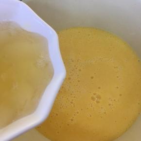 将吉利丁片融化液和橙汁混合，用勺子搅拌均匀。