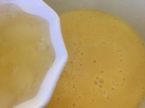 将吉利丁片融化液和橙汁混合，用勺子搅拌均匀。