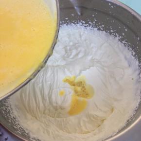 淡奶油用电动打蛋器低速打至6-7分发，再将加了吉利丁片融化液的橙汁倒入打发好的淡奶油中。