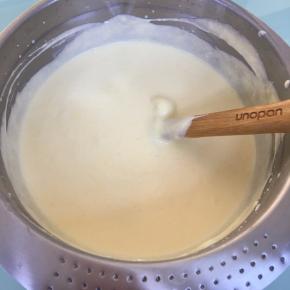 用刮刀翻拌均匀即成慕斯液。